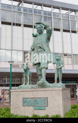Okayama, Japan - Momotaro Statue an der Okayama Station in Okayama, Japan. Momotaro (Peach Boy) ist ein populärer Held der japanischen Folklore. Stockfoto