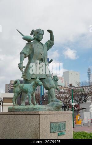 Okayama, Japan - Momotaro Statue an der Okayama Station in Okayama, Japan. Momotaro (Peach Boy) ist ein populärer Held der japanischen Folklore. Stockfoto