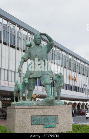 Okayama, Japan - Momotaro Statue an der Okayama Station in Okayama, Japan. Momotaro (Peach Boy) ist ein populärer Held der japanischen Folklore. Stockfoto