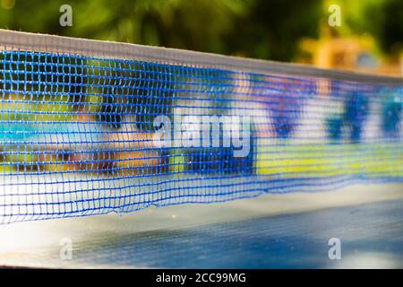 Tischtennisplatte Nahaufnahme und Hintergrund, Urlaub im Freien. Stockfoto