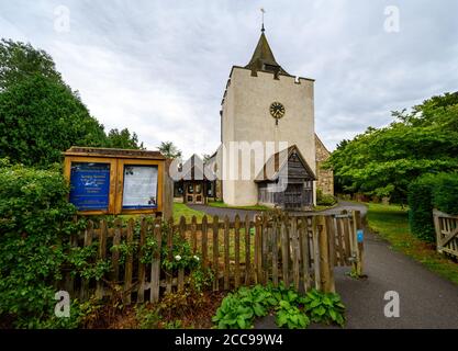 St. Bartholomew's Church in Otford, Kent, Großbritannien. Die Kirche hat einen quadratischen Turm mit einem Turm. Die Kirche St. Bartholomäus in Otford steht unter der 1. Klasse. Stockfoto