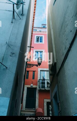 Vertikale Ansicht der engen alten Gassen des Alfama-Viertels in Lissabon, Portugal Stockfoto