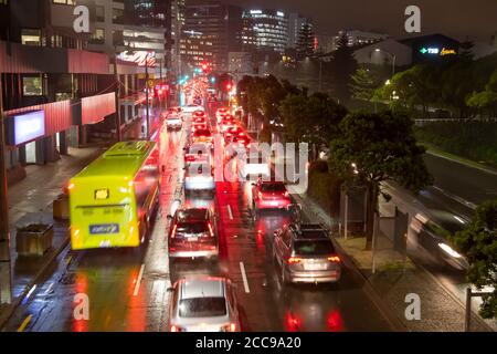 Verkehr wartet an der Ampel in der Nacht in Wellington, Nordinsel, Neuseeland Stockfoto