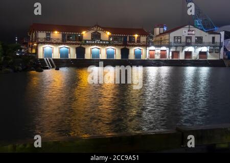 'The Boatshed' spiegelt sich in Whairepo Lagoon at Night, Wellington, North Island, Neuseeland wider Stockfoto