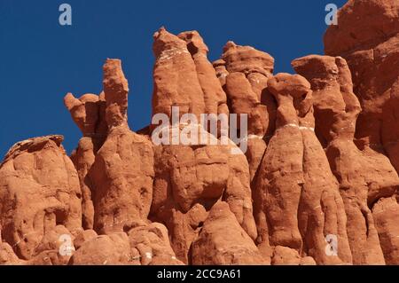 Roter Sandstein Hoodoos im Baby Felsen Mesa in der Nähe von Kayenta, Colorado Plateau, Arizona, USA Stockfoto