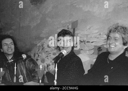 Steve Howe, Bill Bruford und Jon Anderson von AWBH - Anderson, Bruford, Wakeman, Howe bei einer Pressekonferenz in einem Hotel. London, 18. Juni 1989 – weltweite Nutzung Stockfoto