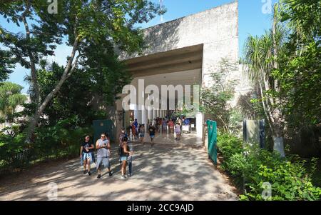 YUCATAN REGION, MEXIKO - Jul 25, 2019: Touristen betreten durch das Eingangstor am Chichen Itza UNESCO-Weltkulturerbe. Stockfoto