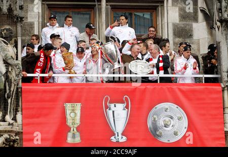 firo Fußball, Fußball, 02.06.2013 1. Bundesliga Saison 2012/2013 Bundesliga, Buli, DFB Pokal, Champions League, FC Bayern München, München, FCB, Meisterschaftsfeier des FC Bayern München auf Marienplatz, Deutsche Meister 2013, DFB-Pokal, Pokalsieger, Pokal, Champions-League-Sieger, Rathaus Balkon, Rekordmeister, Feier, 23. Deutsche Meisterschaft, dreifach, Uli Hoeness, Hoeness, mit Meisterschaftspokal, rechts, links, Karl Heinz Rummenigge, DFB-Pokal, Champions League Cup, links, Arjen Robben, Bayern, Trainer, Bayern, Jupp Heynckes, Bastian Schweinsteiger, Bayern, Einsatz weltweit Stockfoto