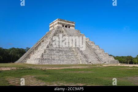 YUCATAN REGION, MEXIKO - 25. Jul 2019: Ein Bild von El Castillo, auch Kukulcan Tempel genannt, in Chichen Itza. Stockfoto