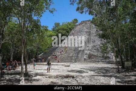 COBA, MEXIKO - 25. Jul 2019: Besucher steigen an der Zona Arqueologica de Coba in Mexikos Yucatan-Region auf die Außenseite einer alten Pyrmaid. Stockfoto