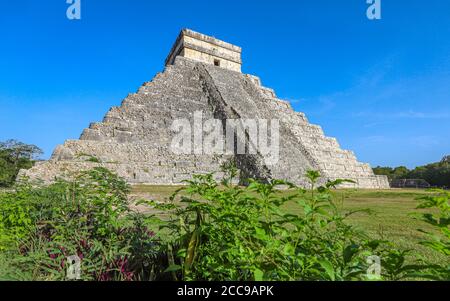 YUCATAN REGION, MEXIKO - 25. Jul 2019: Blick auf El Castillo, auch Kukulcan-Tempel genannt, im UNESCO-Weltkulturerbe Chichen Itza. Stockfoto