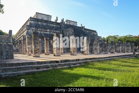 YUCATAN REGION, MEXIKO - 25. Jul 2019: El Templo de los Guerreros, auch Tempel der Krieger genannt, in Chichen Itza UNESCO-Weltkulturerbe. Stockfoto