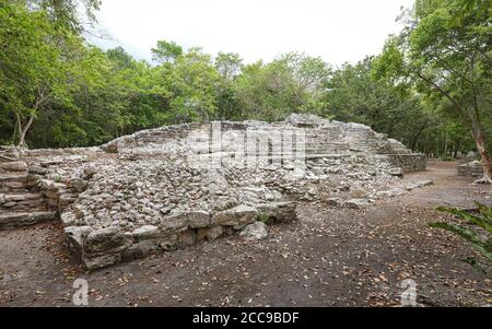 TULUM, QUINTANA ROO, MEXIKO - 28. Jul 2019: Steinreste einer Struktur in der archäologischen Stätte von Xel-Ha in Mexiko. Stockfoto