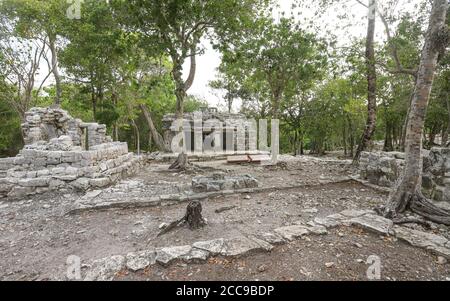 TULUM, QUINTANA ROO, MEXIKO - 28. Jul 2019: Die Überreste mehrerer Steingebäude in der archäologischen Stätte von Xel-Ha in der Nähe von Tulum, Mexiko. Stockfoto