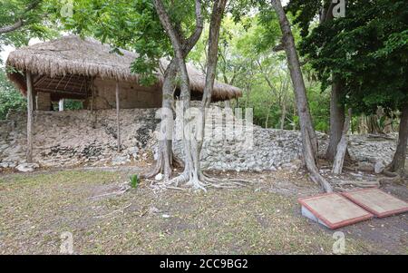 TULUM, QUINTANA ROO, MEXIKO - 28. Jul 2019: Eine Palapa schützt die strukturellen Überreste der archäologischen Stätte Xel-Ha an der mexikanischen Riviera Maya. Stockfoto