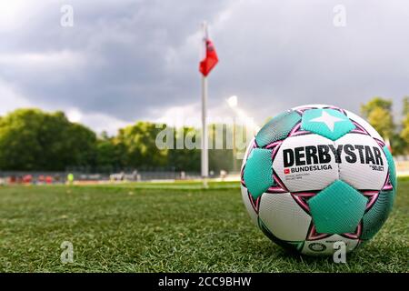 Der offizielle Ligaball von Derbystar für die deutsche 1. Bundesliga vor einer Eckflagge. Stockfoto