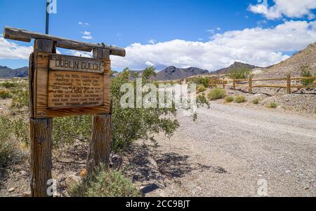 SHOSHONE, CALIFORNIA, USA - 20. März 2019: Ein Schild markiert die historische Stätte der Geisterstadt Dublin Gulch in der Mojave-Wüste. Stockfoto