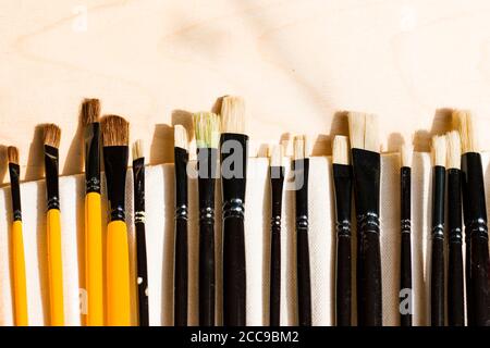 Pinsel-Set, Nahaufnahme. Marketing-Foto. Weißer Hintergrund, Studio shot.on the table. Stockfoto