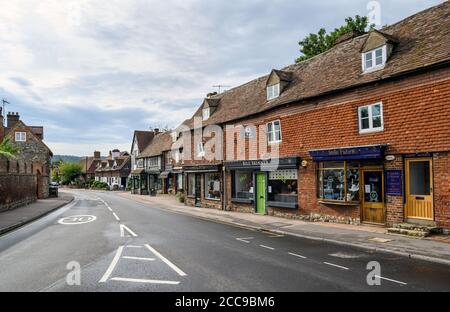 Die High Street in Otford, Kent, Großbritannien, wo einige der Gebäude aus dem 15. Jahrhundert stammen. Die Otford High Street ist ein Naturschutzgebiet. Stockfoto