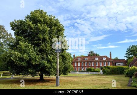 Das Ortsschild von Otford in Otford, Kent, Großbritannien. Das Schild befindet sich auf einer Wiese in der Nähe des Dorfteiches. Ein Zeitraum Wohnsitz ist im Rückstand. Stockfoto