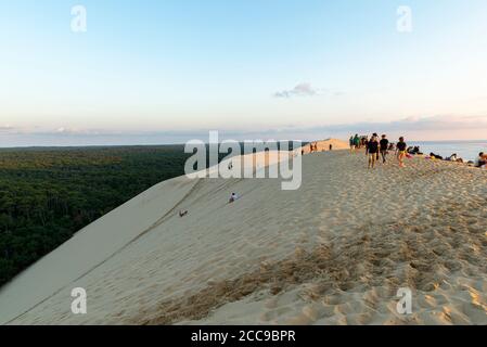 Pyla-sur-Mer (Südwestfrankreich): Touristen, die den Sonnenuntergang über der Düne von Pyla genießen Stockfoto