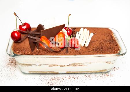 Tiramisu mit Kirschen, Erdbeeren und Schokolade Stockfoto