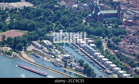 Ein moderner Yachthafen mit Ferienwohnungen in der Nähe des UNESCO-Weltkulturerbes Dom Speyer bietet direkten Zugang zum Rhein, der großen Wasserstraße. Stockfoto