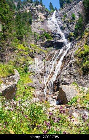 Großer Wasserfall in den österreichischen alpen. Wasserfall heißt Maralmbachfall und liegt im Malta-Tal in Kärnten, Österreich. Stockfoto