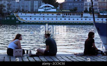 Die Menschen genießen den Abend am Ufer des Rasinovo in der Nähe der Moldau im Zentrum von Prag, Tschechische Republik, 19. August 2020. (CTK Photo/Milos Ruml) Stockfoto