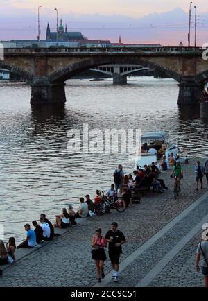 Die Menschen genießen den Abend am Ufer des Rasinovo in der Nähe der Moldau im Zentrum von Prag, Tschechische Republik, 19. August 2020. (CTK Photo/Milos Ruml) Stockfoto