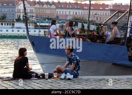 Die Menschen genießen den Abend am Ufer des Rasinovo in der Nähe der Moldau im Zentrum von Prag, Tschechische Republik, 19. August 2020. (CTK Photo/Milos Ruml) Stockfoto