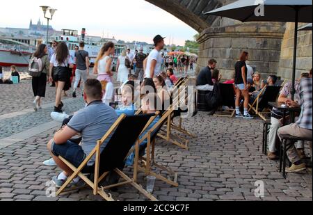 Die Menschen genießen den Abend am Ufer des Rasinovo in der Nähe der Moldau im Zentrum von Prag, Tschechische Republik, 19. August 2020. (CTK Photo/Milos Ruml) Stockfoto