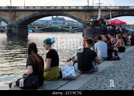 Die Menschen genießen den Abend am Ufer des Rasinovo in der Nähe der Moldau im Zentrum von Prag, Tschechische Republik, 19. August 2020. (CTK Photo/Milos Ruml) Stockfoto