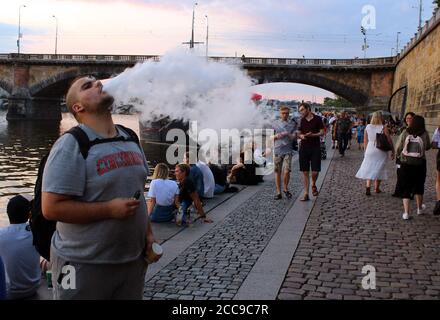 Die Menschen genießen den Abend am Ufer des Rasinovo in der Nähe der Moldau im Zentrum von Prag, Tschechische Republik, 19. August 2020. (CTK Photo/Milos Ruml) Stockfoto