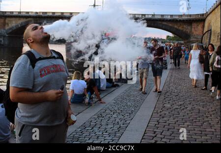 Die Menschen genießen den Abend am Ufer des Rasinovo in der Nähe der Moldau im Zentrum von Prag, Tschechische Republik, 19. August 2020. (CTK Photo/Milos Ruml) Stockfoto