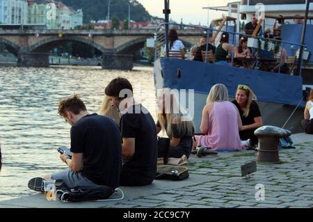 Die Menschen genießen den Abend am Ufer des Rasinovo in der Nähe der Moldau im Zentrum von Prag, Tschechische Republik, 19. August 2020. (CTK Photo/Milos Ruml) Stockfoto