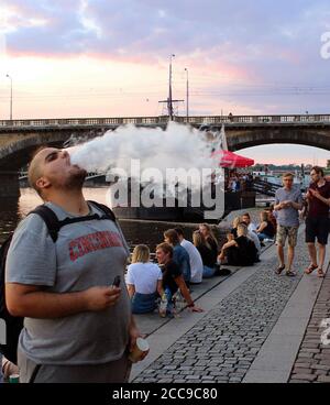 Die Menschen genießen den Abend am Ufer des Rasinovo in der Nähe der Moldau im Zentrum von Prag, Tschechische Republik, 19. August 2020. (CTK Photo/Milos Ruml) Stockfoto