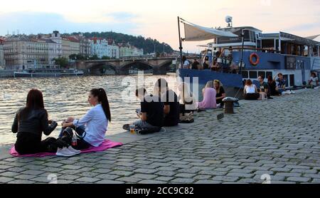 Die Menschen genießen den Abend am Ufer des Rasinovo in der Nähe der Moldau im Zentrum von Prag, Tschechische Republik, 19. August 2020. (CTK Photo/Milos Ruml) Stockfoto