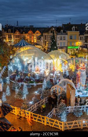 Troyes (Nordostfrankreich): Atmosphäre auf dem Weihnachtsmarkt mit riesigen Blasen Stockfoto