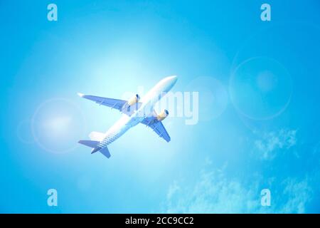Flugzeug fliegt über weiße Wolken Stockfoto
