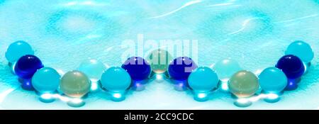 Murmeln im blauen Wasser Stockfoto
