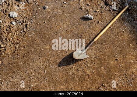 Schaufelspaten Grabenwerkzeug mit langem Griff, flach auf Boden legen, Overhead-Ansicht mit Kopieplatz. Konzept Baustelle, Bau, Graben, Graben Loch Stockfoto