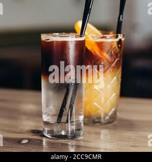 Kaltes Kaffeetrink mit Eis und Orangensaft. Stockfoto