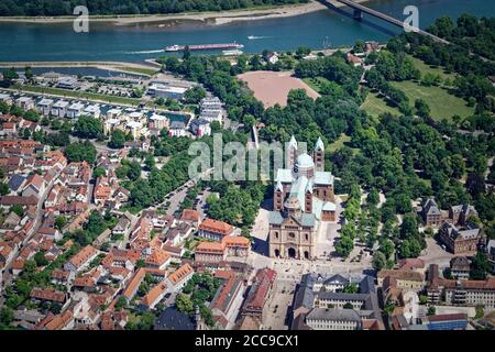 Landschaftlich reizvolle Luftaufnahme der Stadt Speyer mit Dom, der in der Nähe des Rheins liegt. Stockfoto