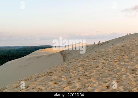 Pyla-sur-Mer (Südwestfrankreich): Touristen, die den Sonnenuntergang über der Düne von Pyla genießen Stockfoto