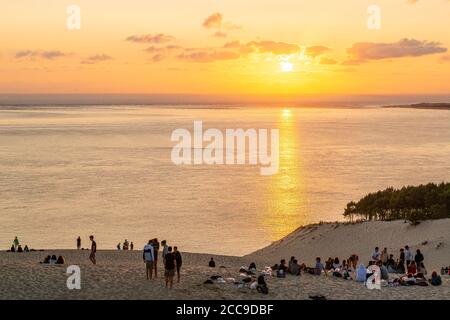 Pyla-sur-Mer (Südwestfrankreich): Touristen, die den Sonnenuntergang über der Düne von Pyla genießen Stockfoto