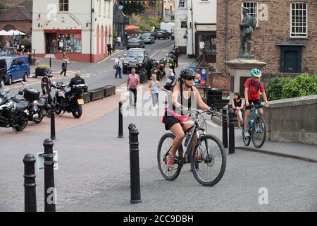 Fahrradfahrer Fahrrad fahren auf Bürgersteig Großbritannien Familie Fahrrad fahren Stockfoto