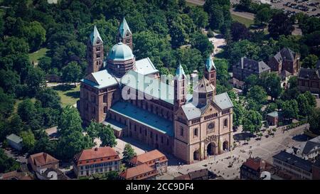 Landschaftlich reizvolle Luftaufnahme am Speyer Dom mit dem Domnapf vor dem Portal. (Nord-West-Ansicht) Stockfoto