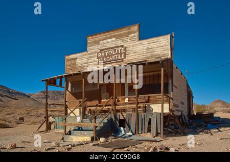 Rhyolite Mercantile, ein verlassenes Geschäft in der Geisterstadt Rhyolite in der Nähe von Beatty und Death Valley, in Amargosa Desert, Nevada, USA Stockfoto
