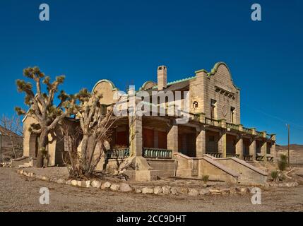 Ehemaliger Bahnhof in Geisterstadt von Rhyolite in der Nähe von Beatty und Death Valley, in Amargosa Desert, Nevada, USA Stockfoto